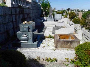 石を一つずつ外し向かって右側の石碑は撤去いたします