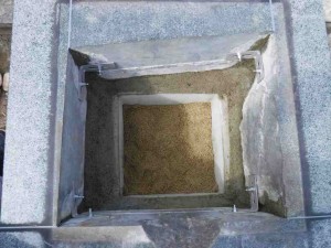 基礎ができたら四つ石を組みます