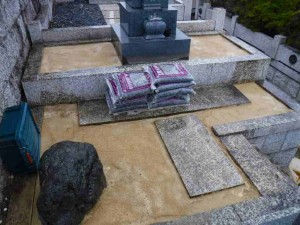 地面には雑草対策に防草土を施工