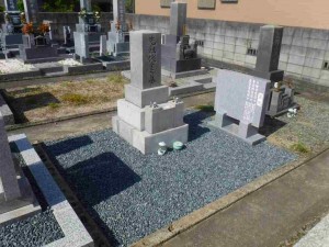 ➂クリーニング　玉砂利　墓誌　施工