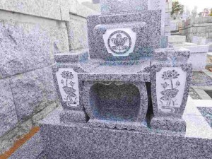 水鉢：家紋　花立：蓮の花