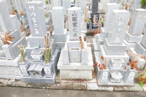 建直し前。古くなったお墓は解体・撤去させていただきました。